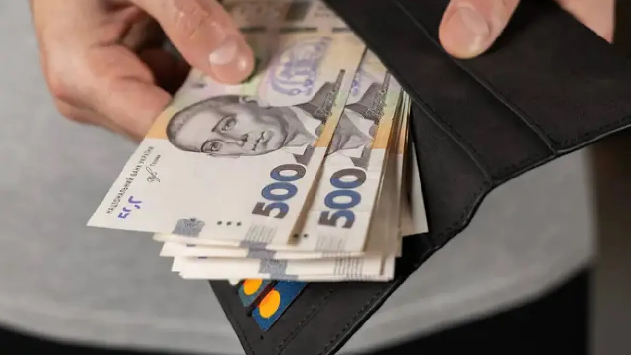 20 тисяч до зарплати: Кабмін затвердив список професій, яким нарахують додаткові виплати 