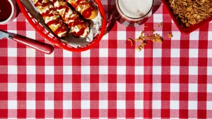 Рятуємо святковий стіл: як легко вивести навіть найдавніші плями зі скатертини будь-якого типу - фото