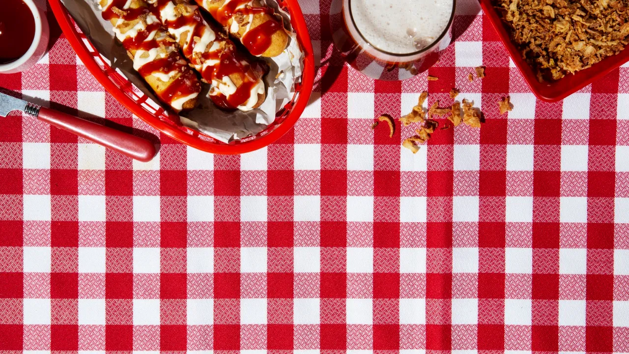 Рятуємо святковий стіл: як легко вивести навіть найдавніші плями зі скатертини будь-якого типу 