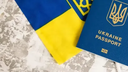 Забрати новий паспорт тепер можна без повернення в Україну: що змінилося для українців за кордоном - фото
