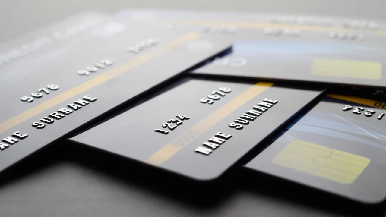 Європа оголосила війну Visa та Mastercard: чим замінять американські картки 