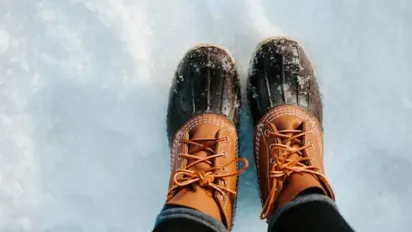 Як врятувати взуття від "білої смерті": копійчаний засіб проти соляних розводів - фото