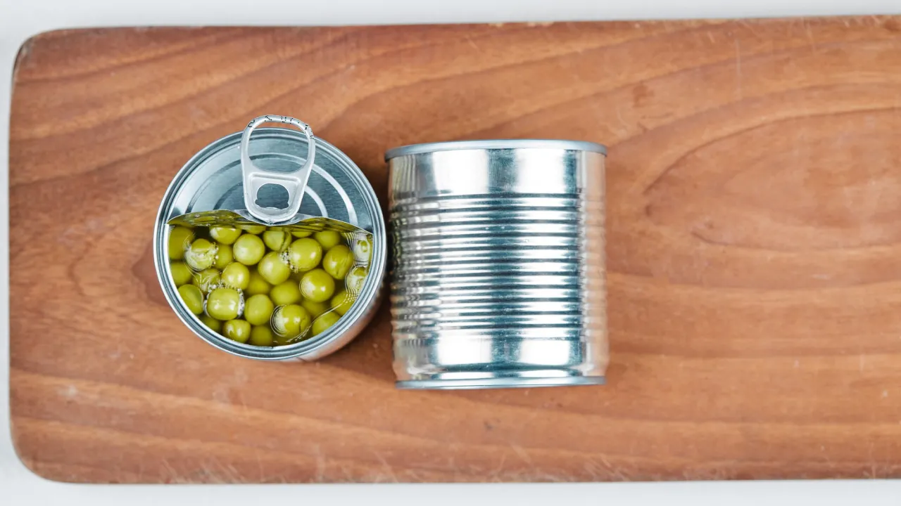 Чому відкриту консервну банку не можна залишати в холодильнику 