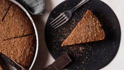 Духовка не знадобиться: рецепт шоколадного торта без тіста, який тане в роті - фото