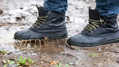 Як зробити взуття водонепроникним за 10 хвилин: прості способи вдома - фото