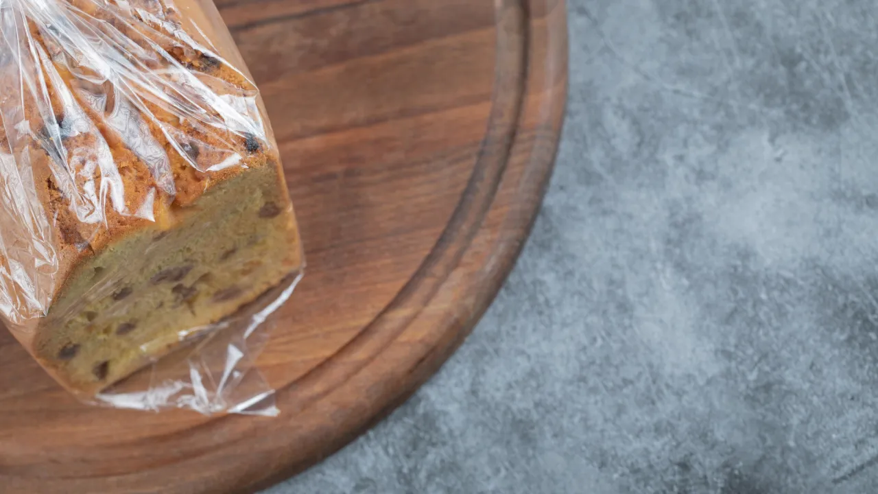 Секрет ідеального пакування: навіщо досвідчені господині кладуть харчову плівку в морозилку 