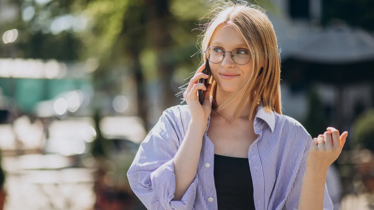 Забудьте про «Алло» та «Слухаю»: експерт пояснив, як правильно починати телефонну розмову 