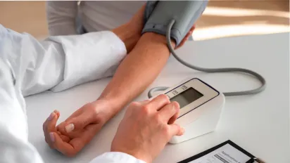 Як знизити артеріальний тиск без паніки: 6 золотих правил від кардіологів - фото