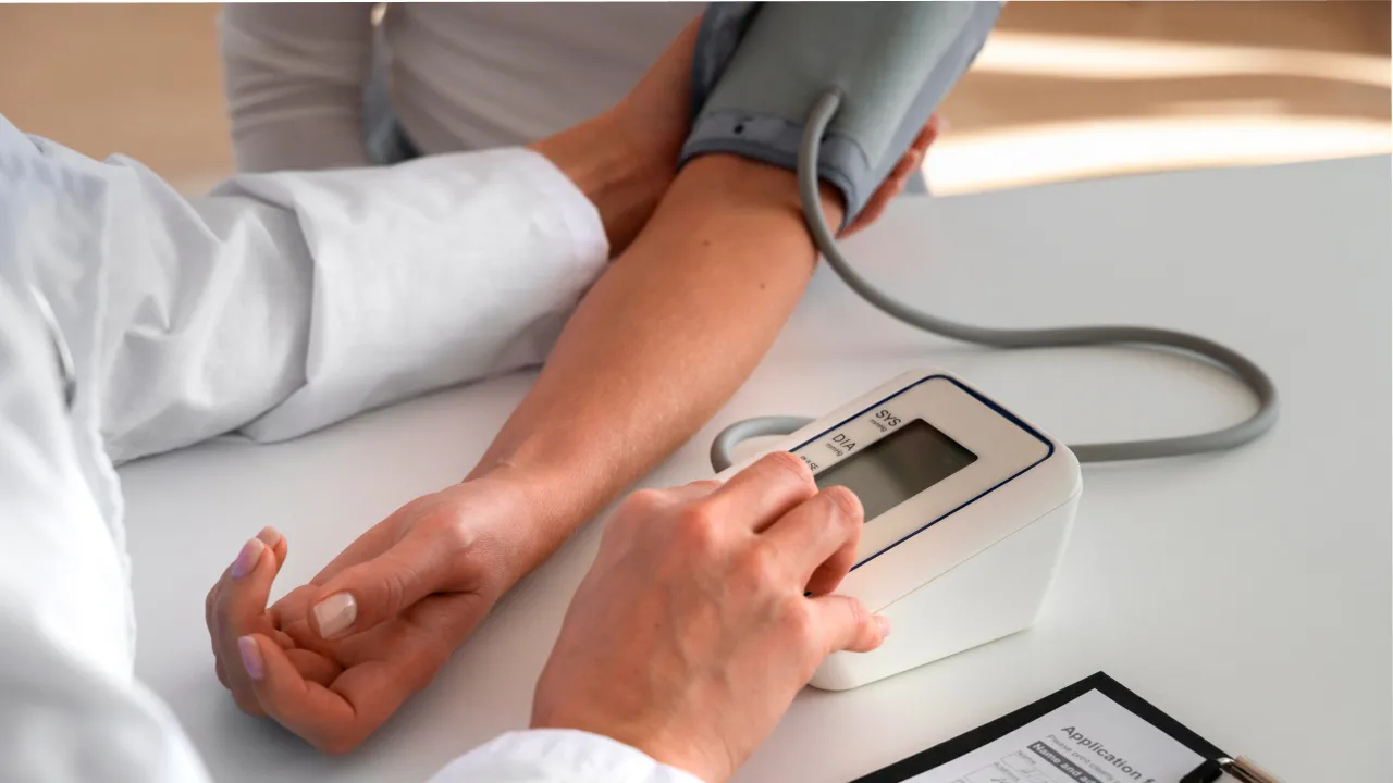 Як знизити артеріальний тиск без паніки: 6 золотих правил від кардіологів 