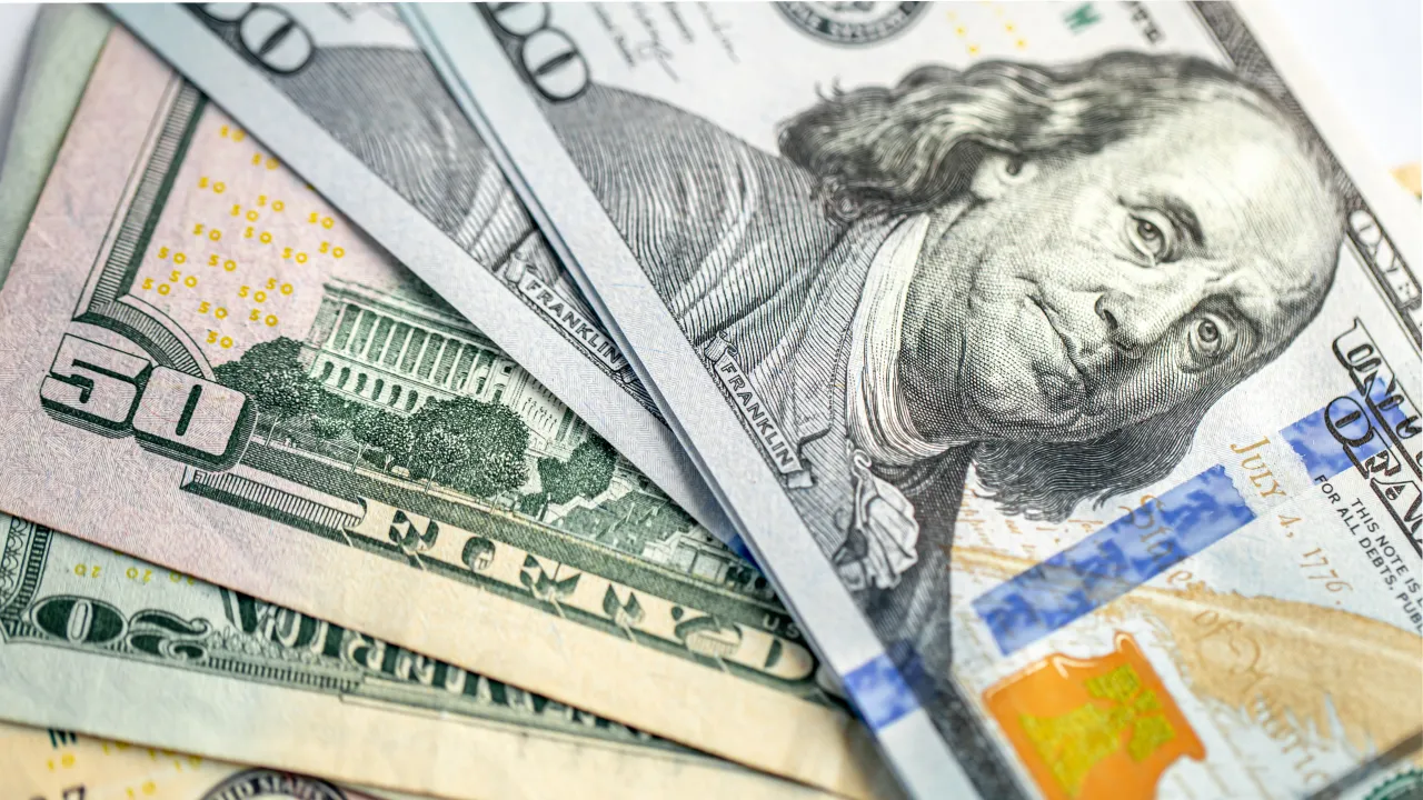 Скільки коштують долар і євро в обмінниках сьогодні: курс валют 15 лютого 