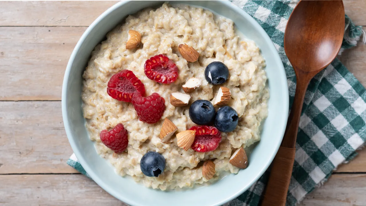 Що буде з вашим тілом, якщо їсти вівсянку щодня: дієтологи розкрили 4 несподівані ефекти 