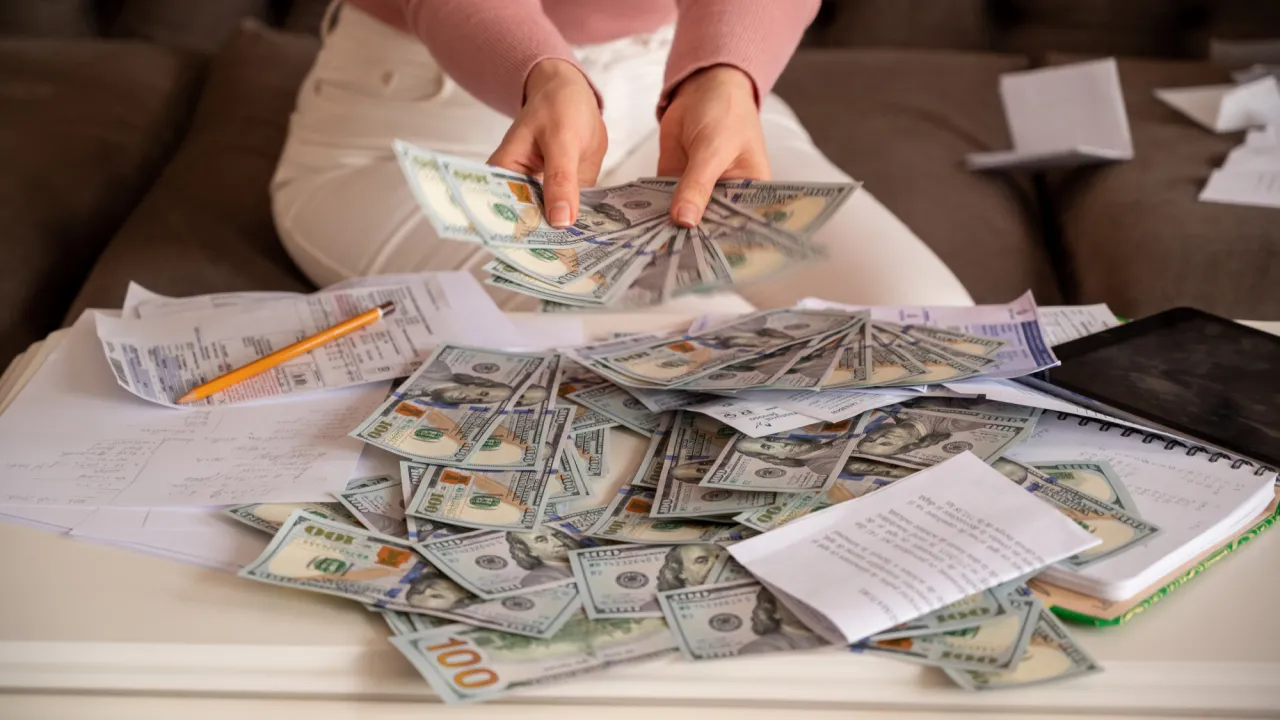 Долари чи євро: експерти пояснили, у якій валюті варто робити заощадження 