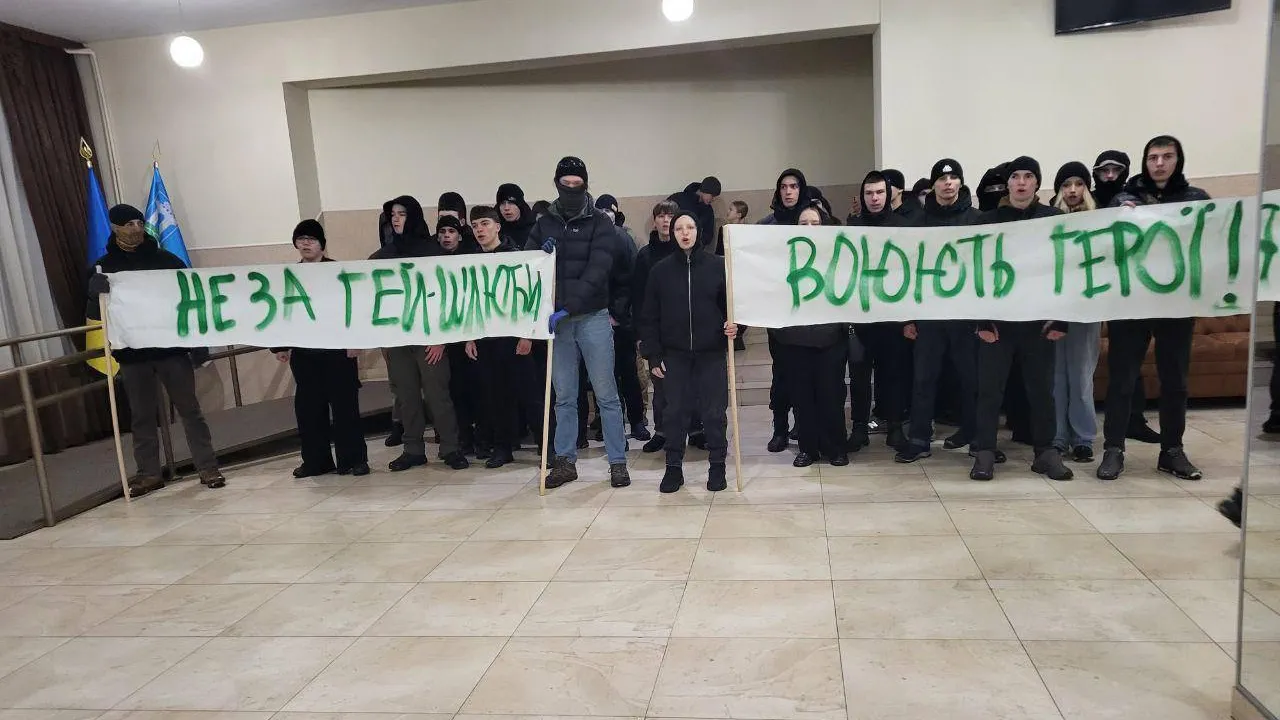 «Не за гей-шлюби воюють герої»: у Рівному група протестувальників зірвала концерт MÉLOVIN 