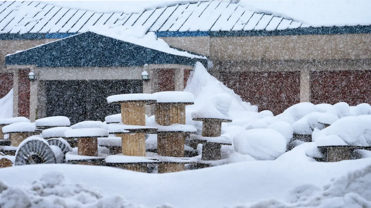 Штормовий вітер та хуртовини: Укргідрометцентр попередив про «жовтий» рівень небезпеки 19 лютого 