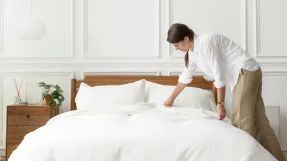 Не «підодіяльник» і не «простинь»: як правильно називати постільну білизну українською - фото