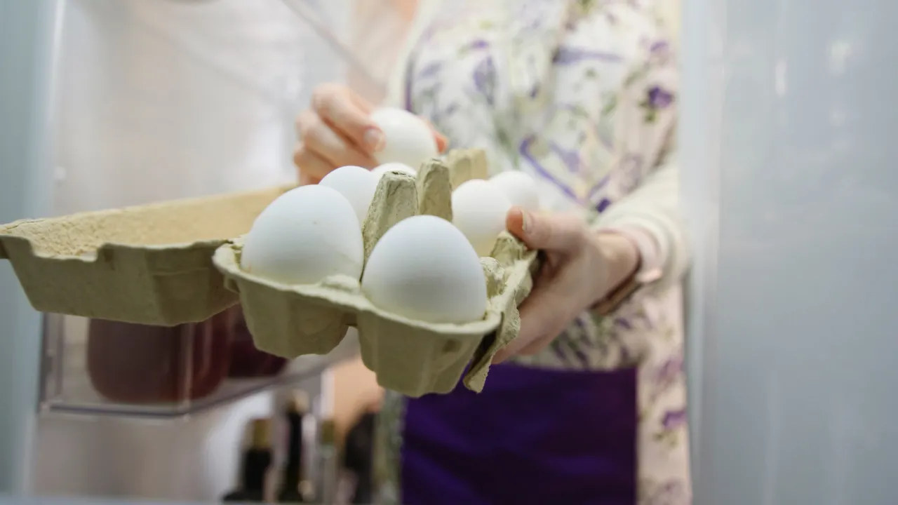 Скільки можна зберігати яйця: різниця між домашніми та магазинними 