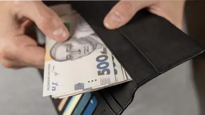 Через кілька днів на картку надійдуть гроші за два місяці: хто отримає виплати - фото