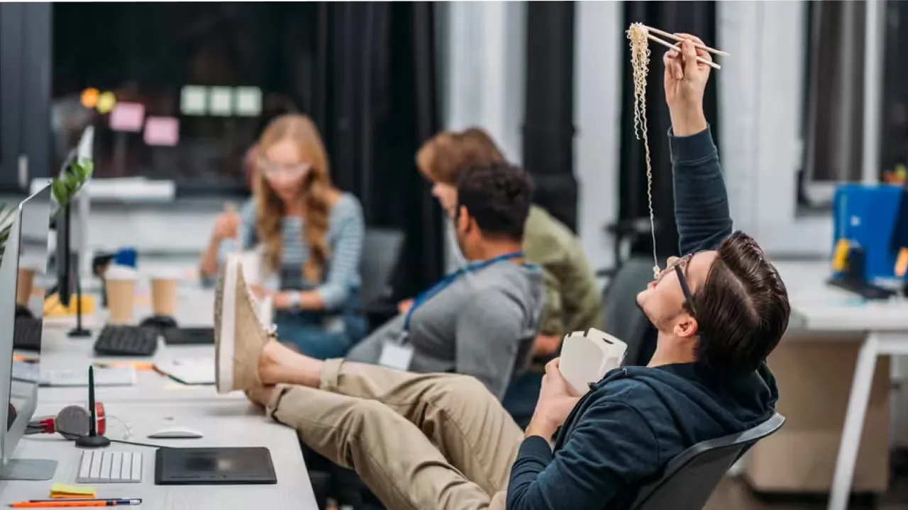 Обідня перерва: чи зобов’язаний роботодавець її оплачувати та які правила діють в Україні та ЄС 