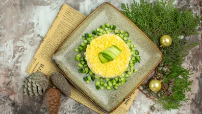 Забутий салат із секретним інгредієнтом: як оновити класичну «Мімозу» для святкового столу - фото