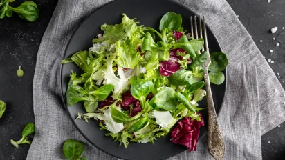 Забудьте про майонез: 5 вишуканих заправок, що перетворять ваш салат на кулінарний шедевр - фото