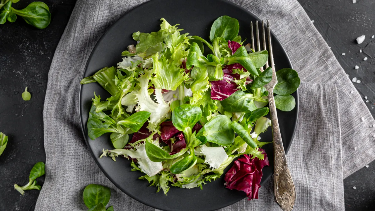 Забудьте про майонез: 5 вишуканих заправок, що перетворять ваш салат на кулінарний шедевр 