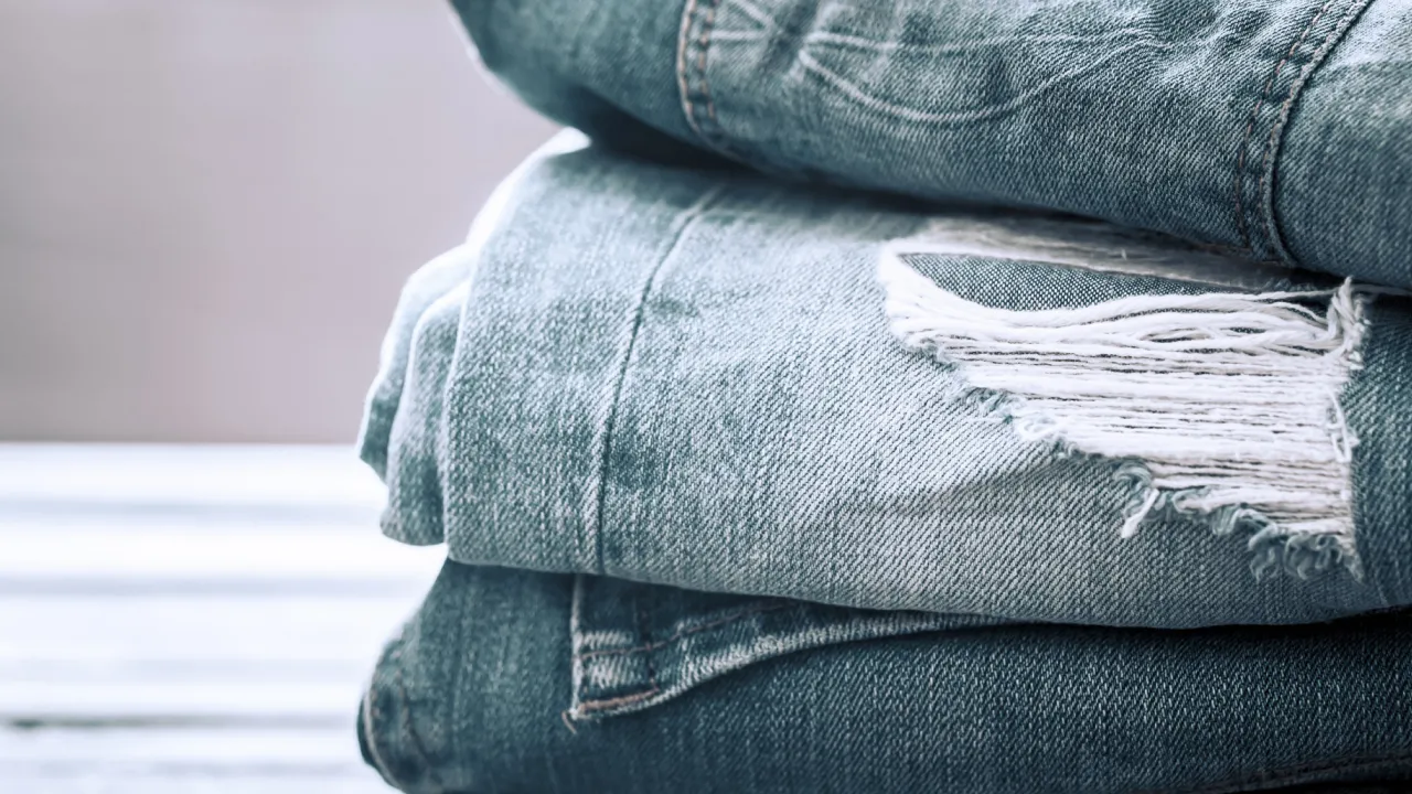 Тільки не вологою серветкою: як врятувати джинси від бруду за допомогою підручних засобів 
