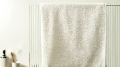 Рушники знову стануть білосніжними й м’якими: хитрощі прання без дорогих засобів - фото