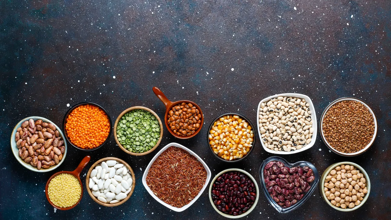 Ніколи не викидайте стару крупу: копійчаний лайфхак, який зробить ґрунт пухким і родючим 