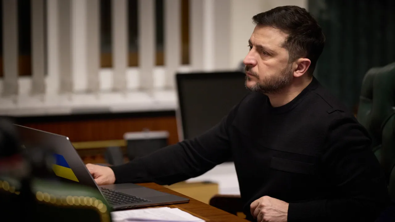 «Ми не дурні»: Зеленський відповів на пропозиції вивести армію з укріплень на Донбасі 