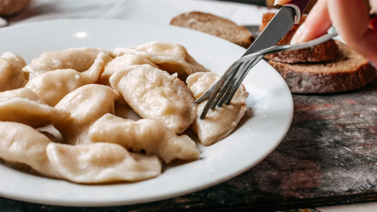 Пишні вареники з сиром на пару: покроковий рецепт пухкого тіста 