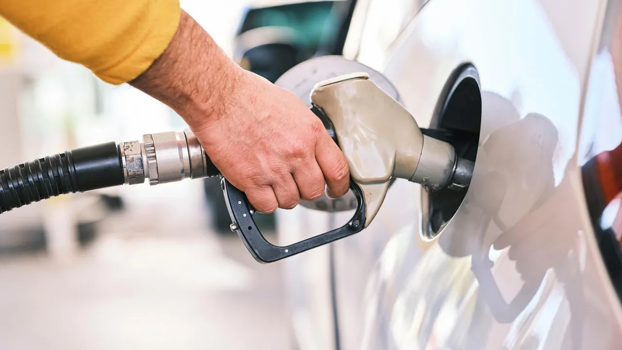 Ціни на АЗС у березні: водіїв попередили про подвійне подорожчання пального 