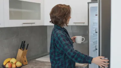 Замість розморожування щомісяця: аптечний засіб, який зупинить ріст льоду в морозилці - фото