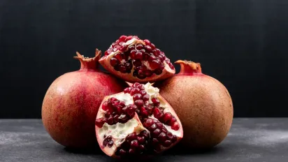 Їсти чи випльовувати: лікарі пояснили, що буде, якщо ковтати кісточки граната - фото