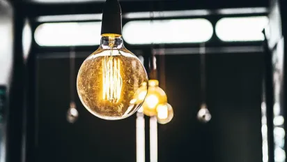 Стало відомо, чи піднімуть тариф на світло до 5,5 грн: у Кабміні поставили крапку - фото