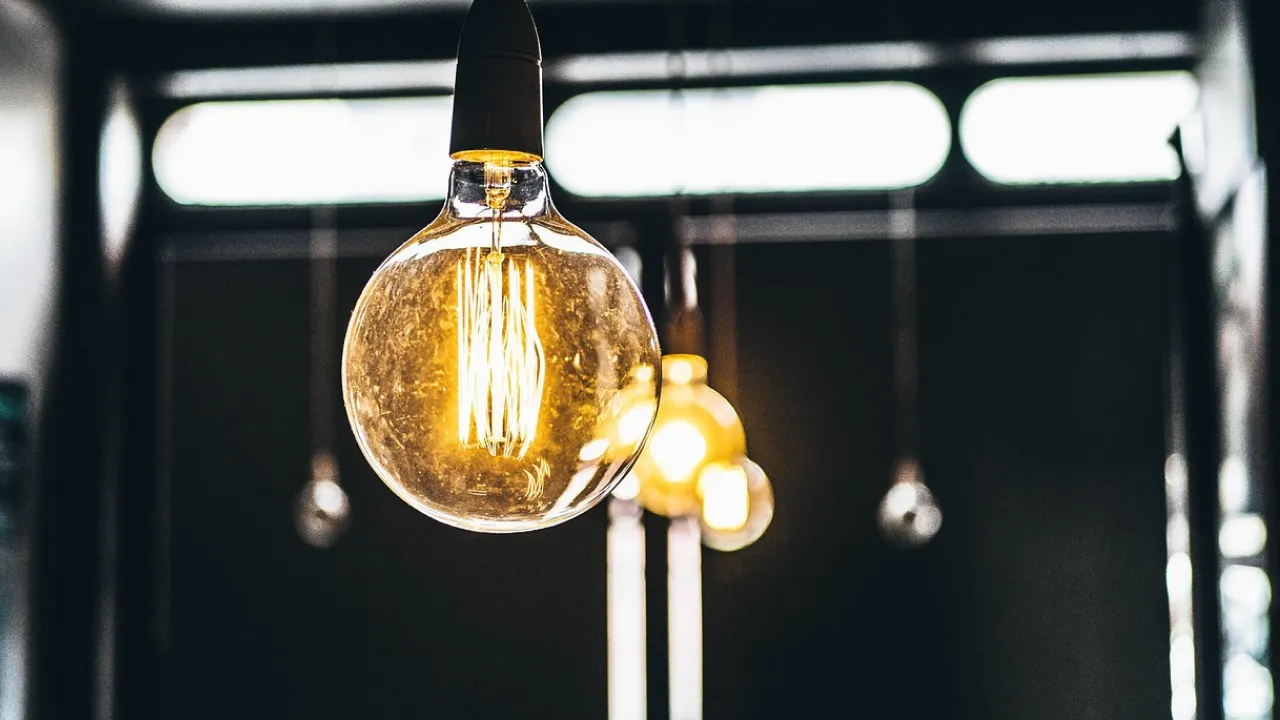 Стало відомо, чи піднімуть тариф на світло до 5,5 грн: у Кабміні поставили крапку 