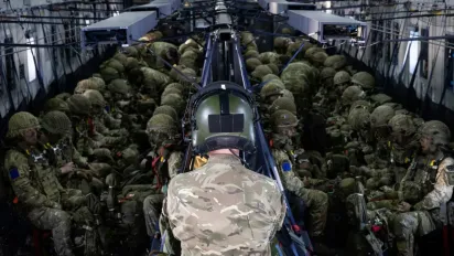 Британські та французькі десантники готуються до миротворчої місії в Україні: що відомо про військові маневри - фото