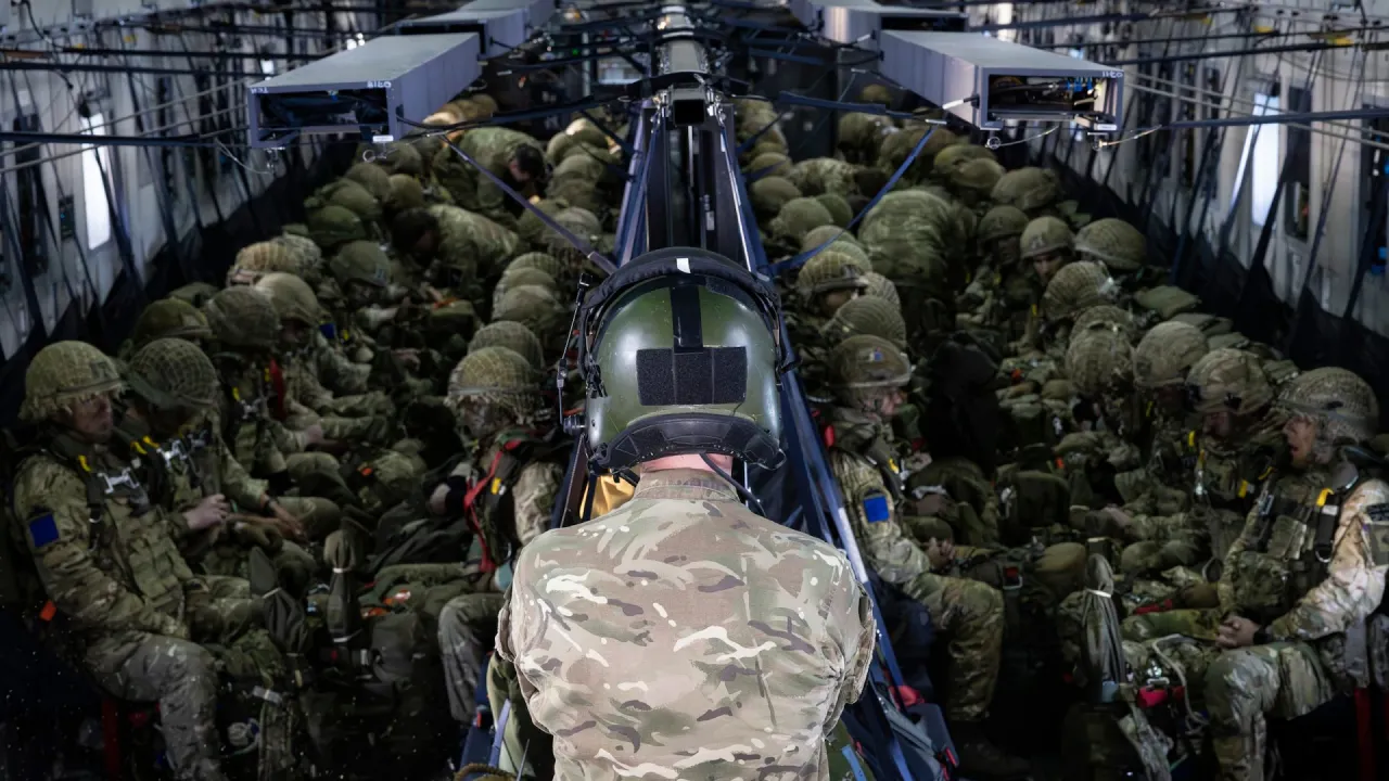 Британські та французькі десантники готуються до миротворчої місії в Україні: що відомо про військові маневри 