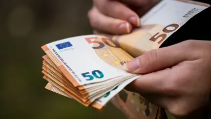 Скільки коштують долар і євро в останній день зими: курс валют 28 лютого - фото