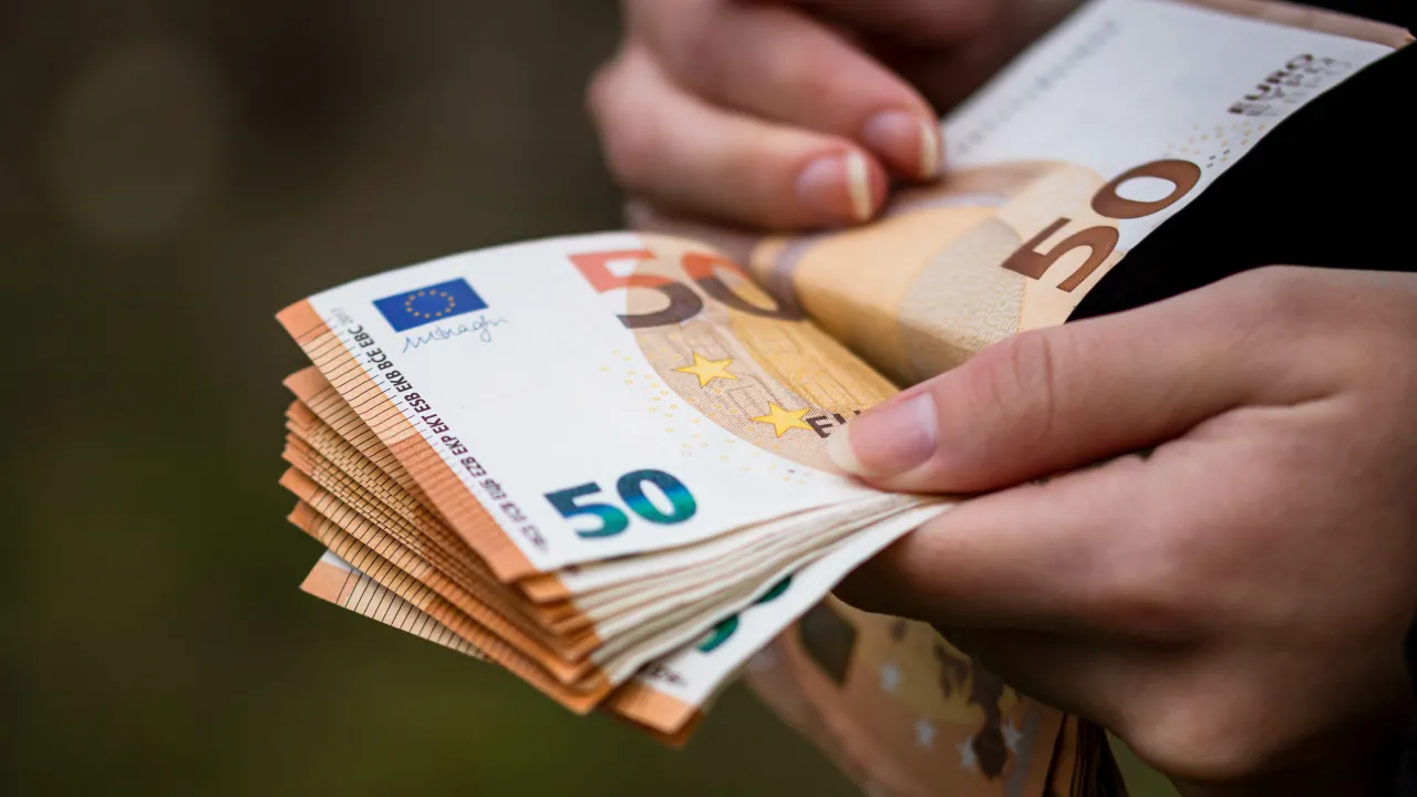 Скільки коштують долар і євро в останній день зими: курс валют 28 лютого 