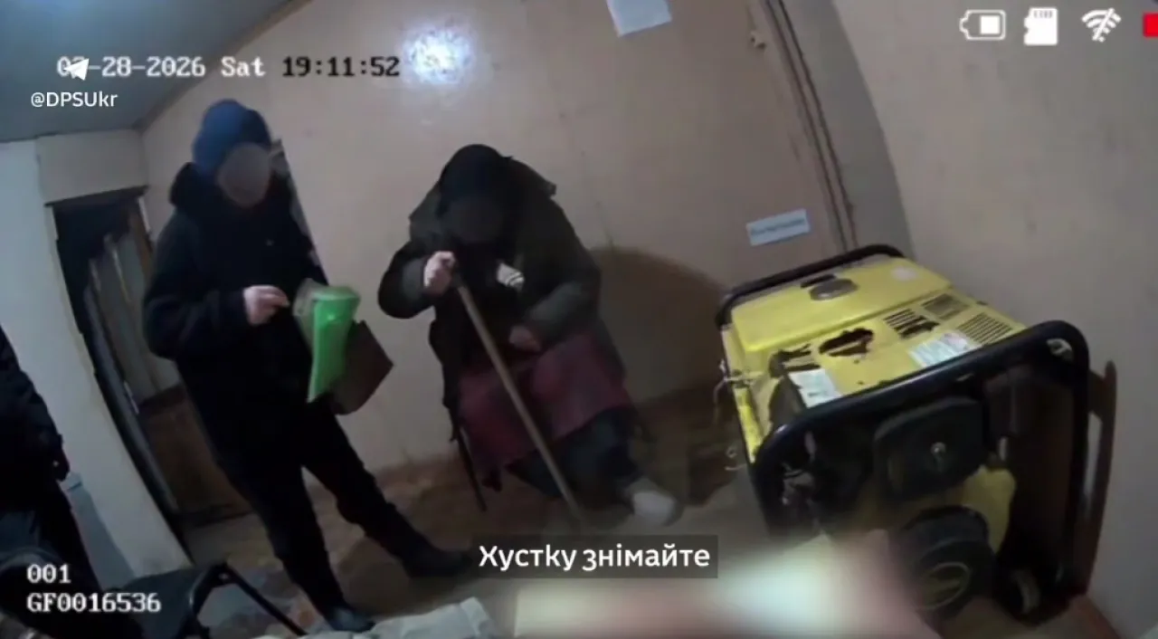 "Пенсіонерка" з секретом: 30-річний чоловік намагався втекти до Молдови в образі бабусі (ВІДЕО) 