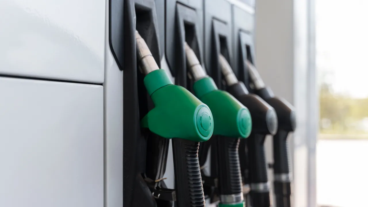 Дефіциту немає, а ціни б'ють рекорди: скільки коштує пальне 5 березня та чому АЗС перевіряє АМКУ 