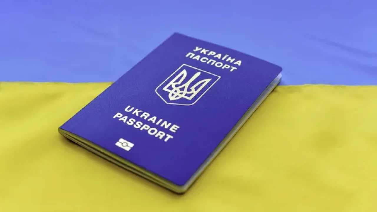 Українців можуть штрафувати за паспорт: хто має оновити фото, щоб не втратити доступ до банків та виплат 