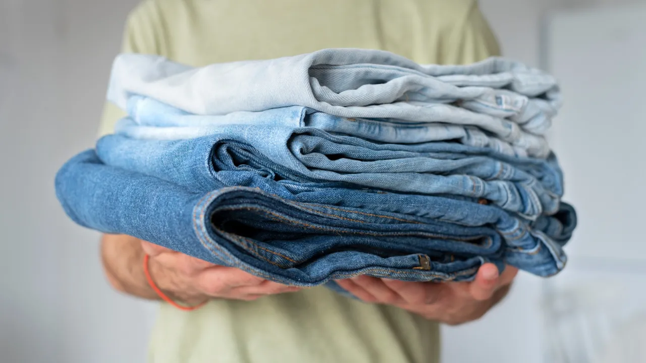 Мінус розмір за годину: чому джинси "сідають" при пранні та як цьому запобігти 