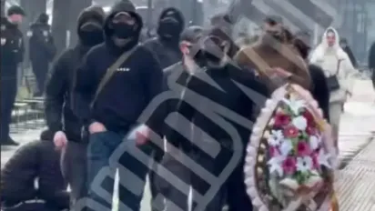 Замість квітів — похоронний вінок: у центрі Львова під час маршу жінок влаштували зухвалу провокацію (ВІДЕО) - фото