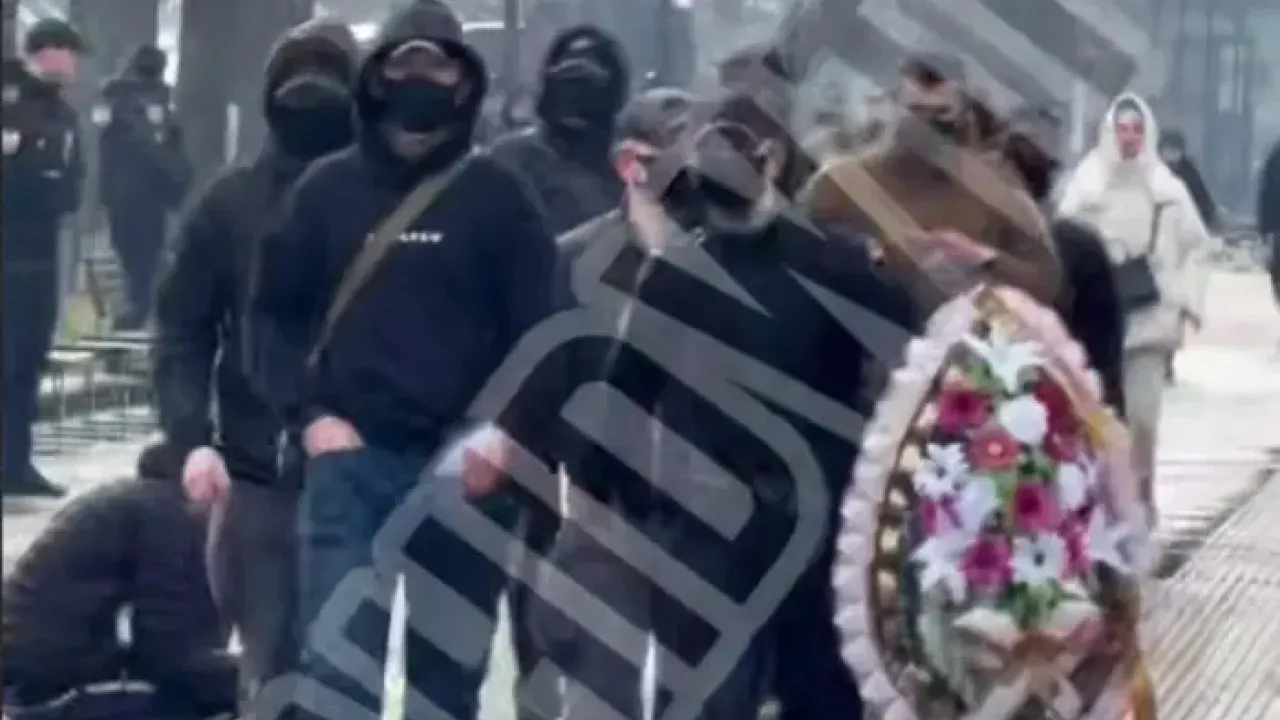 Замість квітів — похоронний вінок: у центрі Львова під час маршу жінок влаштували зухвалу провокацію (ВІДЕО) 