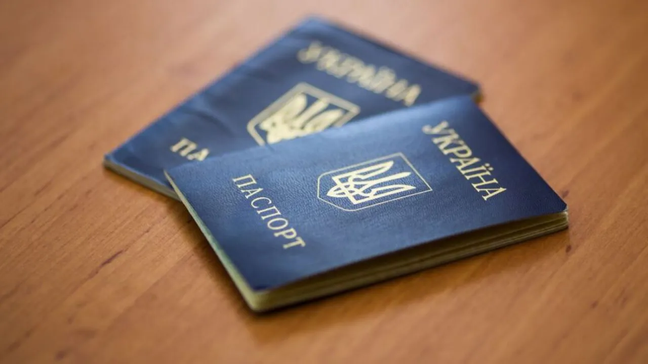 Власникам старих паспортів в Україні можуть виписати штраф: за що саме 