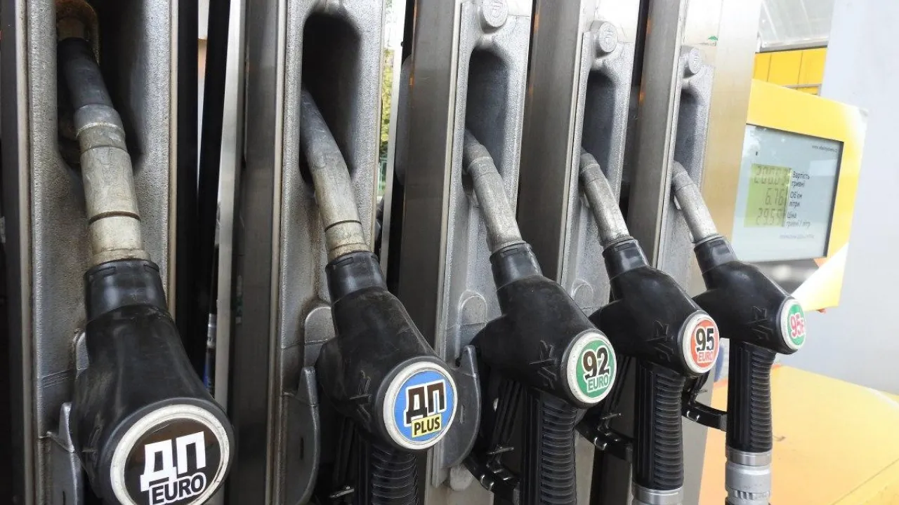 Дизель по 90 гривень? Експерти попередили про різке подорожчання пального в Україні 