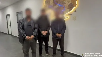 Напад на ТЦК на Закарпатті: група чоловіків із палицями заблокувала авто військових - фото