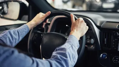 Водіїв хочуть обмежити за віком: що готують тим, кому 65+ - фото