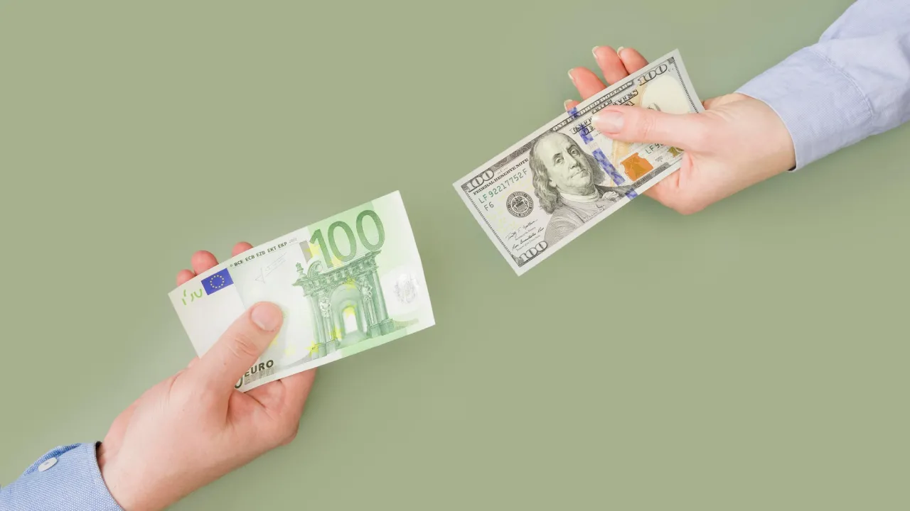 Долар б'є всі рекорди: скільки коштуватиме валюта 13 березня за версією Нацбанку 